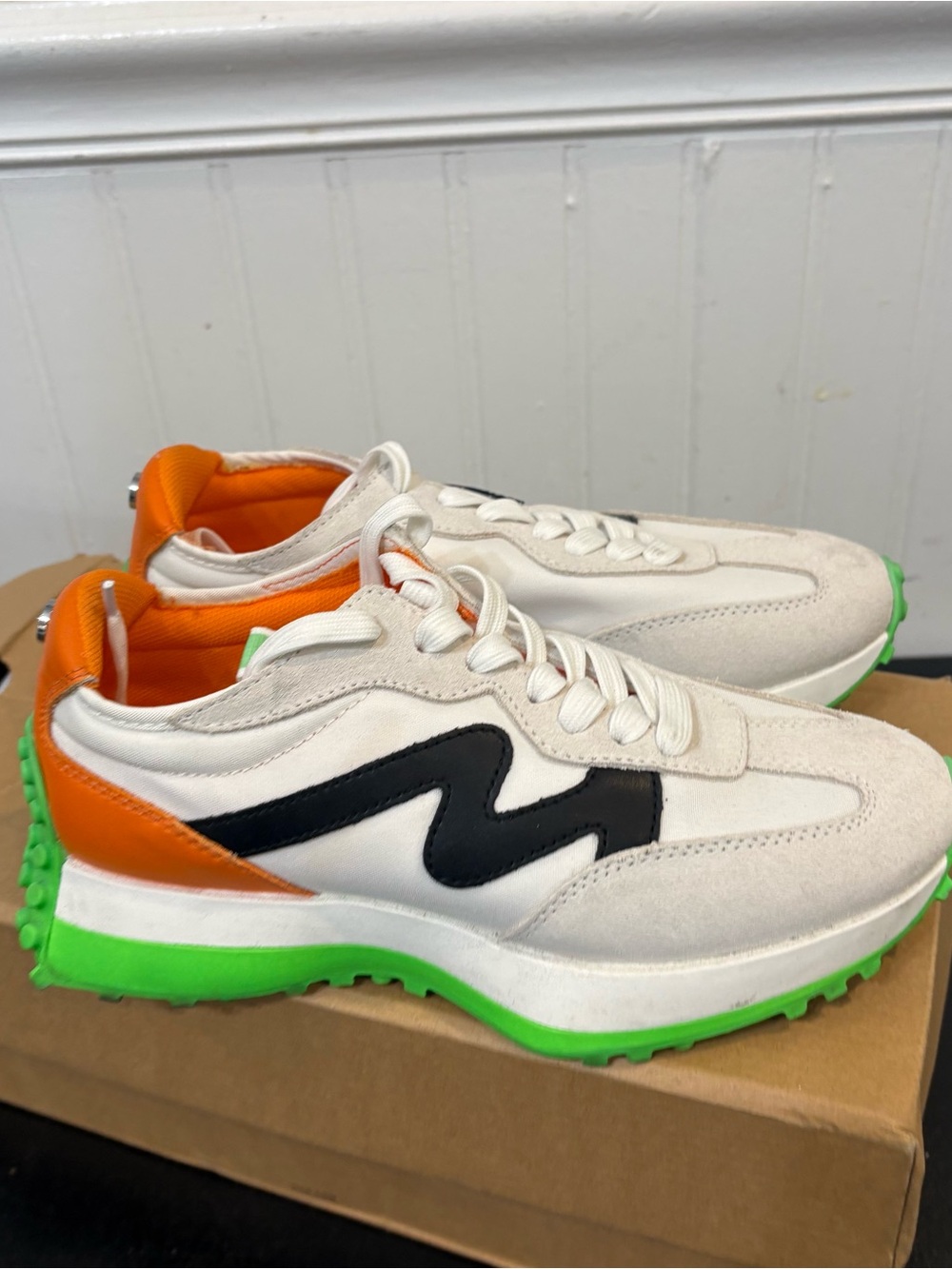 Steve Madden Womens
Campo Retro Lace-Up Jogger Casual Sneakers Size 7.5 M